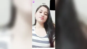 Sexy girl remove cloths doing masturbation live